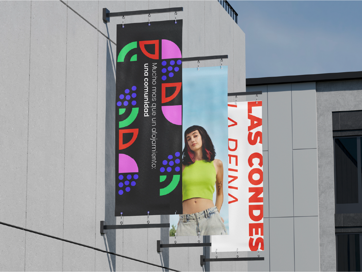 Aplicación de identidad visual ArrivU en banners urbanos, con módulos gráficos de marca y mensaje sobre comunidad y alojamiento en Chile