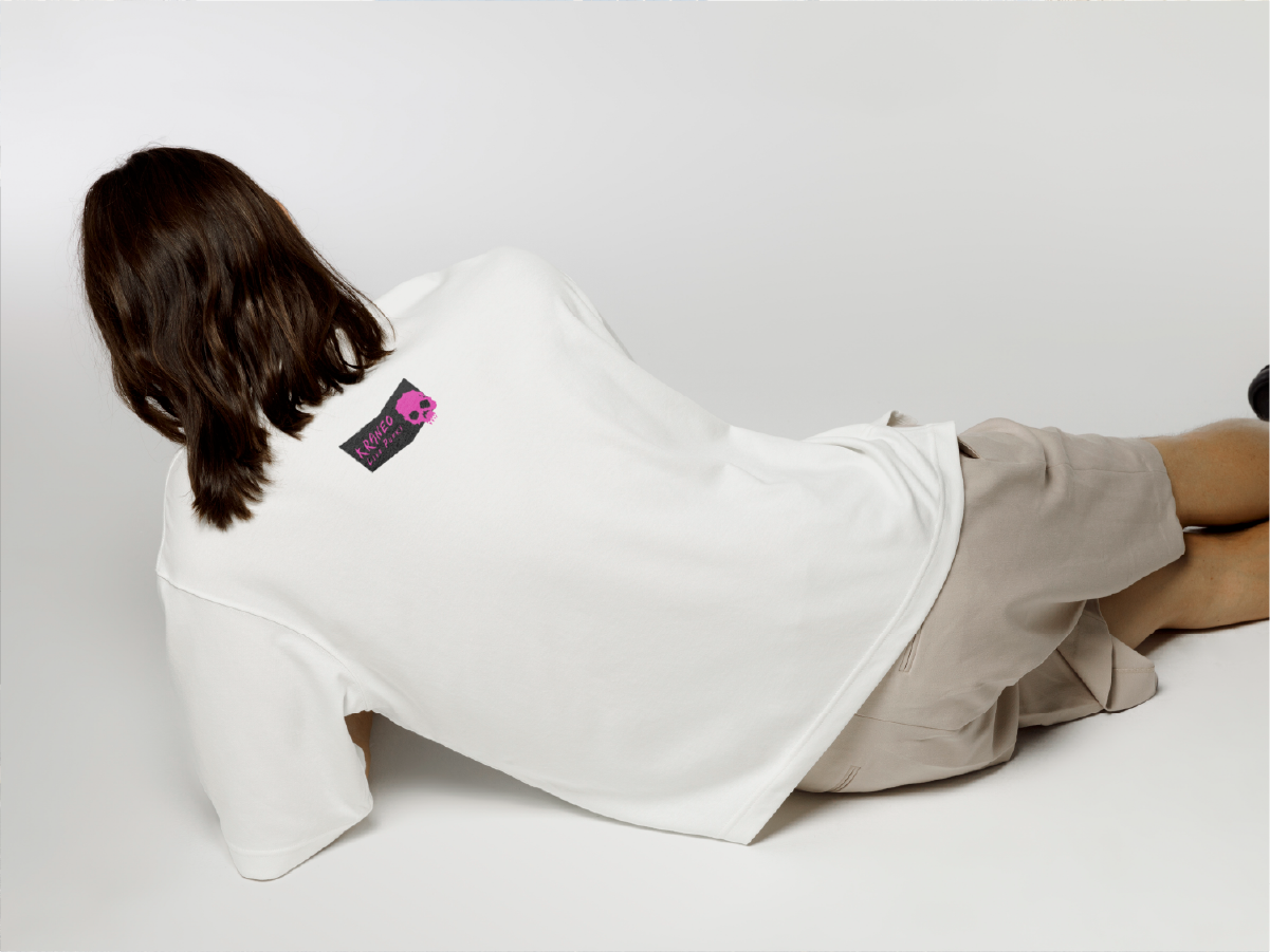 Aplicación de marca Kraneo en prenda de vestuario, diseño gráfico desarrollado por The Sign Studio