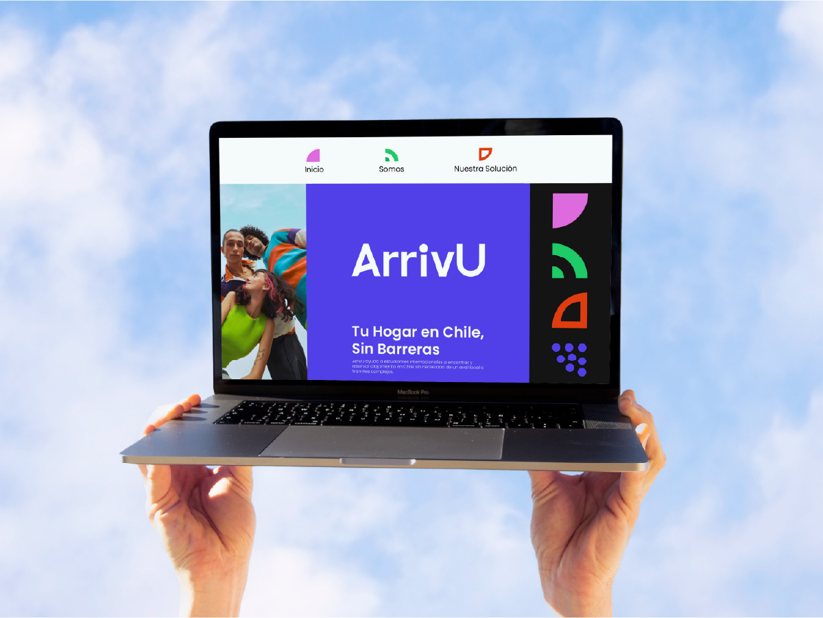 Diseño web de ArrivU mostrado en laptop, con identidad visual modular y mensaje de alojamiento en Chile sin barreras