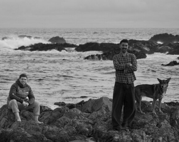 Equipo de The Sign Studio en entorno natural costero, fotografía editorial que refleja el enfoque creativo, colaborativo y estratégico del estudio de diseño.